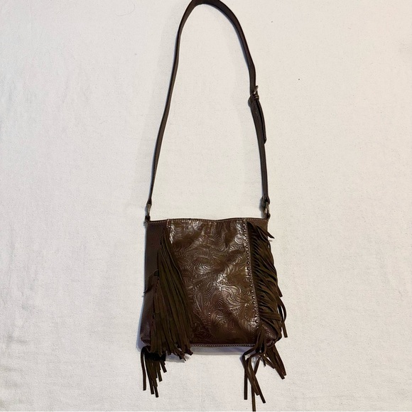 MONTANA WEST TRINITY RANCH TOOLED PEBBLED LEATHER W/SUEDE FRINGE CROSSBODY BAG - Picture 2 of 16